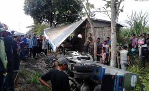 NAAS: Mobil tangki yang pecah ban terguling usai seruduk motor. foto: beritajatim