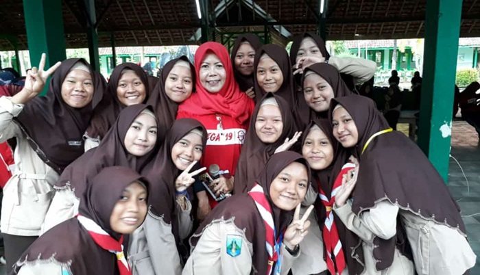 Chandra Kirana saat bersama murid-muridnya.