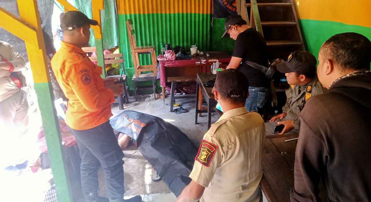Petugas saat mengevakuasi driver Ojol yang tewas mendadak di Surabaya.