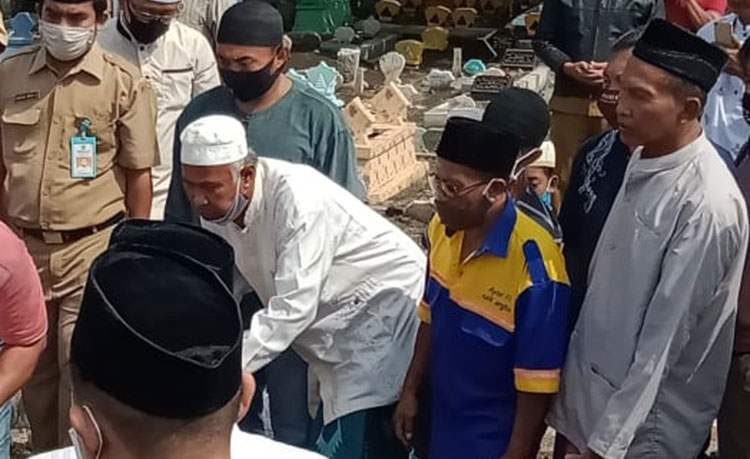 Para pelayat yang datang ke TPU Kelurahan Mayangan. (foto: ist)
