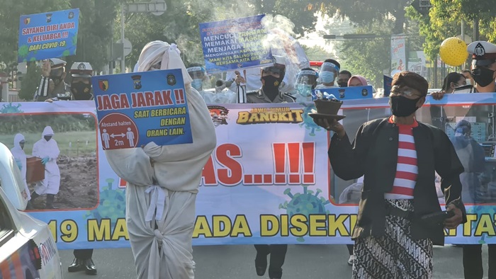 Para pengendara di pusat Kota Blitar diminta jaga jarak oleh hantu pocong.