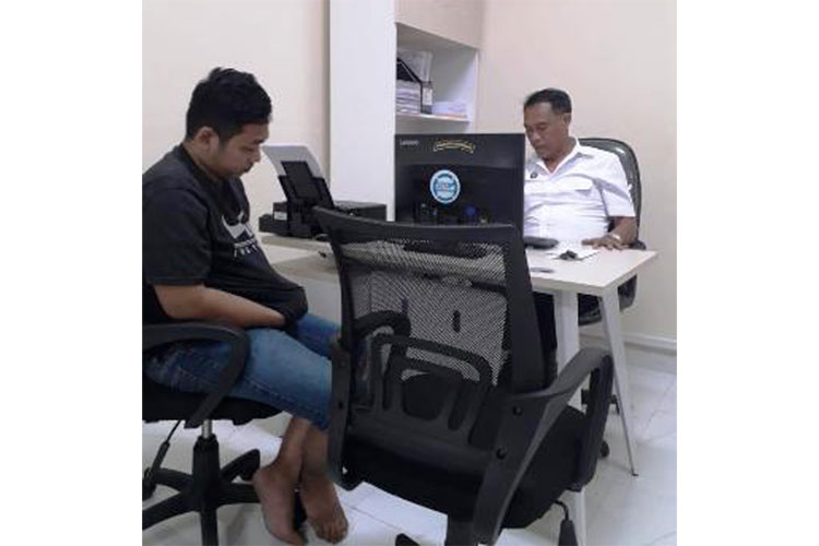 Tersangka sabu-sabu saat diinterograsi petugas Satreskoba Polresta Sidoarjo.