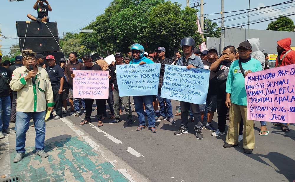 Puluhan warga saat demo di depan Kantor Bapenda Jombang. Foto: AAN AMRULLOH/ BANGSAONLINE