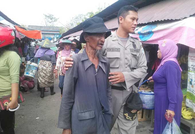 Salah satu lansia saat hendak digelandang petugas. 