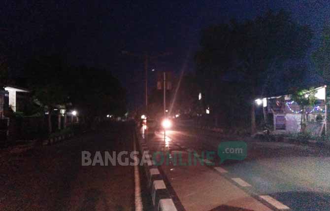 Kondisi Jalan Tembus di Kelurahan Gedongombo, Kecamatan Semanding, Kabupaten Tuban saat malam hari. foto: GUNAWAN/ BANGSAONLINE
