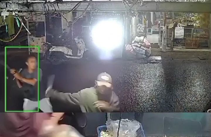 Tangkapan layar CCTV saat pelaku berusaha menyerang korban di Jl Raya Tambakrejo, Waru