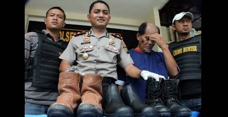 Pelaku dan barang bukti saat dipamerkan. (Rusmiyanto/BANGSAONLINE)