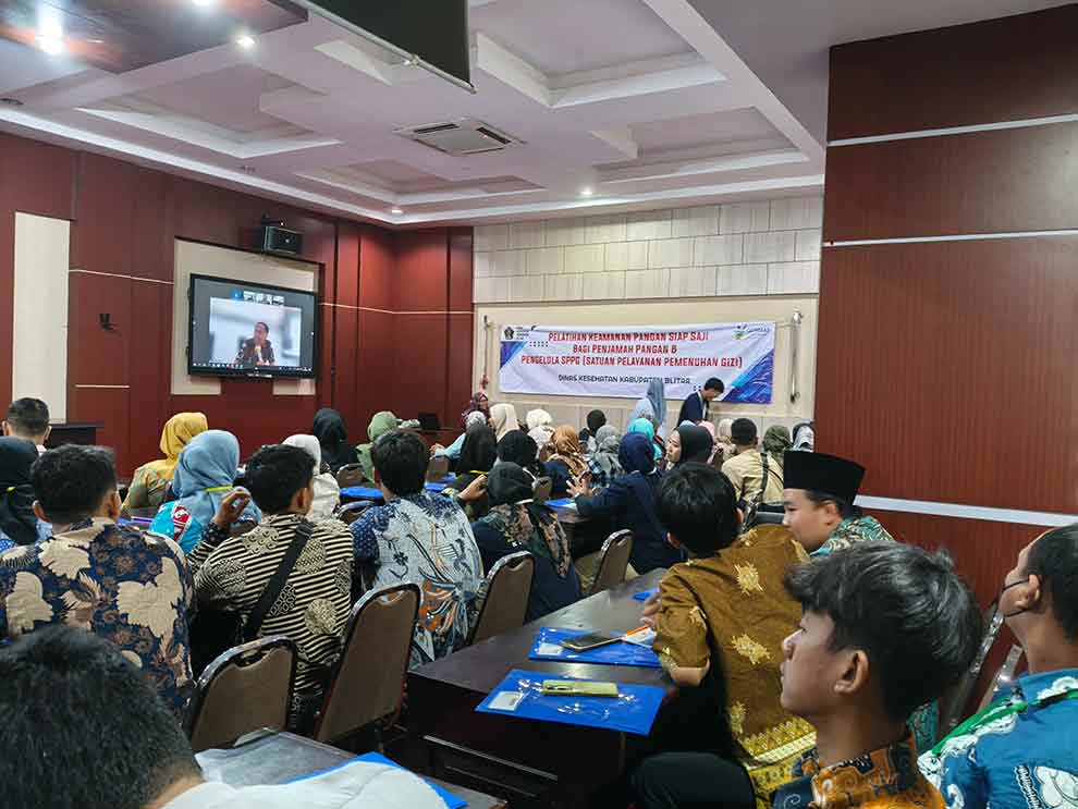 Suasana kegiatan sosialisasi keamanan pangan siap saji bagi para pengelola SPPG yang digelar di Ruang Perdana Kantor Pemkab Kabupaten Blitar lama, Sabtu (11/10/2025).