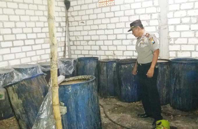 Kapolsek Semanding saat memantau lokasi penggerebekan. foto: SUWANDI/ BANGSAONLINE