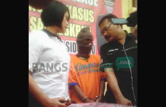Tersangka didampingi Kasubbag AKP Samsul Hadi dan Kanit PPA AKP Laila. foto: CATUR AE/ BANGSAONLINE