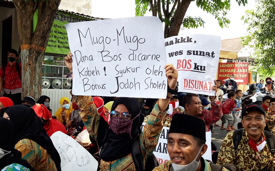 Para guru dan kepala madrasah saat demo di depan kantor Kemenag Kabupaten Kediri sambil membentangkan poster-poster tuntutan.