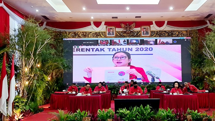 Ketua DPP PDIP Bidang Politik, Puan Maharani mengumumkan rekom pasangan calon gelombang IV. Dalam kesempatan itu, pengumuman untuk Kota Surabaya kembali diundur. foto: istimewa