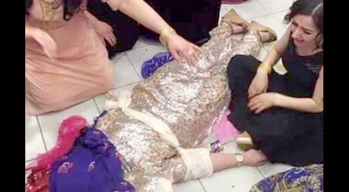 Jenazah Shilan yang ditangisi keluarganya. foto: repro mirror.co.uk