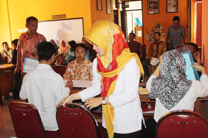 Para pendaftar PPK dan PPS mereka sudah mulai antri di tempat pendaftaran, bahkan KPU sudah antisipasi jika pendaftar membludak mendekati hari terakhir. Foto: BAMBANG DJ/BANGSAONLINE