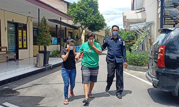 PS (28) dan DW (28), warga Kelurahan Kamulan, Kecamatan Talun, Kabupaten Blitar yang ditangkap karena mengedarkan sabu.