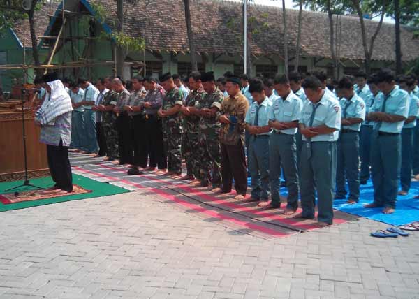 Salat istisqa di halaman SMKN 2. foto: zainal abidin/BANGSAONLINE