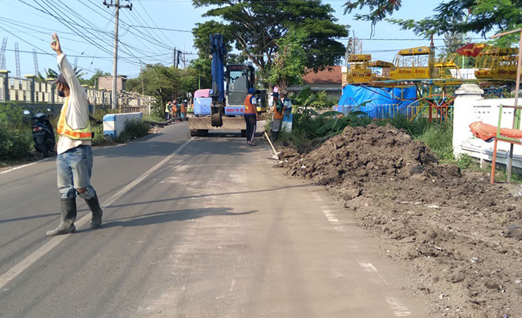 Pengerjaan proyek jaringan pipa di Kecamatan Rembang, Kabupaten Pasuruan. (foto: ist)