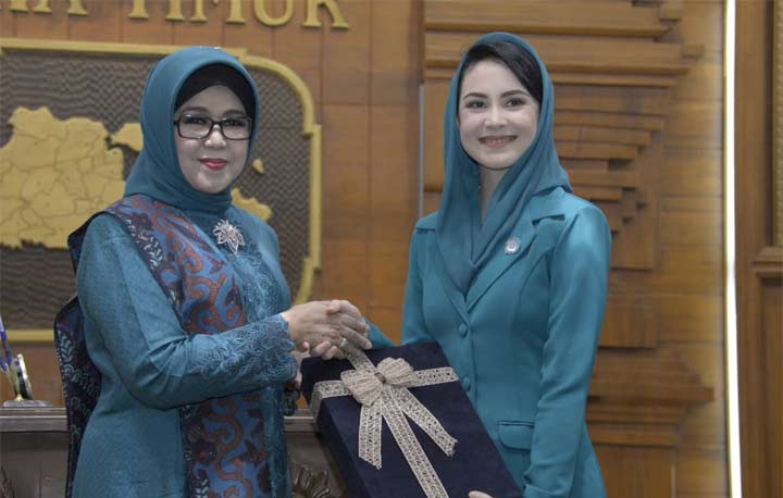 Arumi Bachsin melakukan serah terima jabatan Ketua TP PKK Jatim dengan Nina Soekarwo. foto: ist