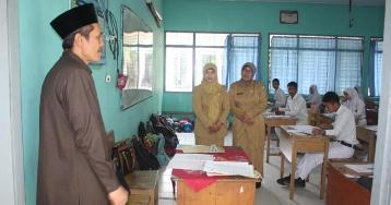 Bupati Sampang, Fannan Hasib, saat memantau salah satu kelas. (Bahri/BANGSAONLINE.com)