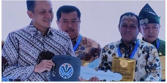 Wabup Pamekasan, Sukriyanto saat menerima penghargaan dari Menteri LH/BPLH RI