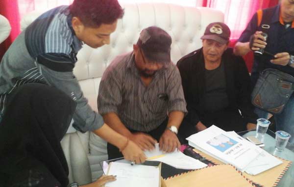 Khoirul Anam saat melapor ke Panwaslih Kabupaten Kediri. (foto: dendi martoni/BANGSAONLINE)
