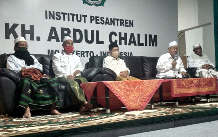 DARI KIRI KE KANAN: Ketua PCNU Mojokerto KH Abdul Adhim Alwi, Ketua PCNU Probolinggo KH Jamaluddin, Ketua Dewan Masjid Indonesia (DMI) Jawa Timur KH Muhammad Roziqi, Prof Dr KH Asep Saifuddin Chalim M.Ag, dan Plt Ketua Dewan Syuro Partai Kebangkitan Bangsa (PKB) H Ahmad Baidowi dalam Munajat Covid-19 di Guest House Institut KH Abdul Chalim Pacet Mojokerto Jawa Timur, Kamis (9/7/2020) malam. foto: MMA/ bangsaonline.com