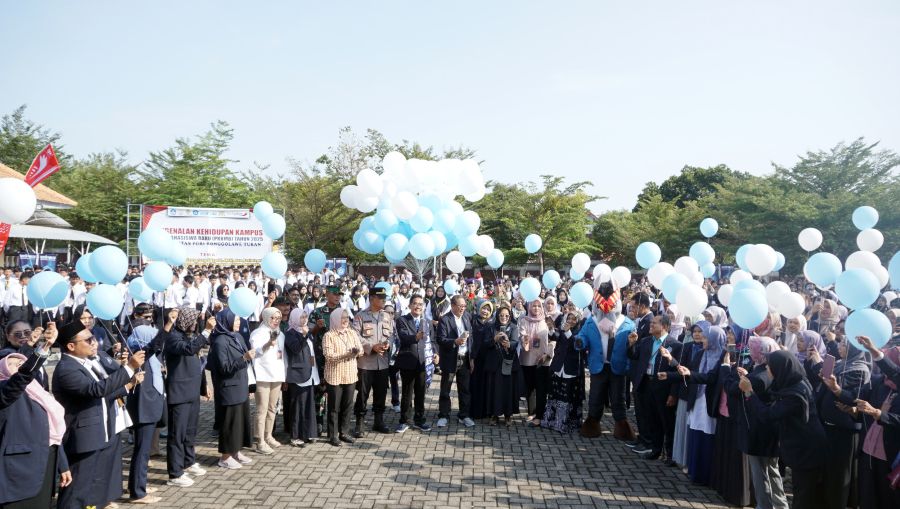 Pembukaan kegiatan PKKMB Kampus Unirow Tuban