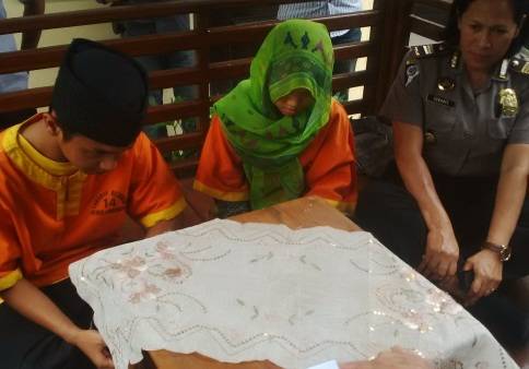 MENIKAH – Tersangka pembuang bayi saat menjalani prosesi akad nikah di Mapolres Lamongan, Rabu (14/5/2014). foto : haris sugianto/BangsaOnline

