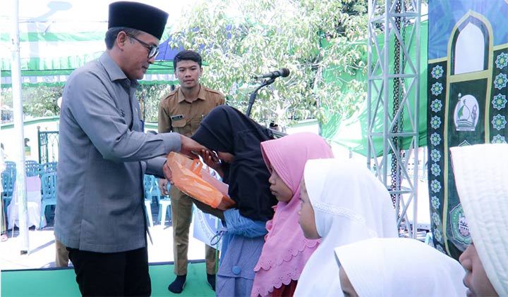 Bupati Pamekasan Baddrut Tamam memberikan santunan terhadap 1.480 anak yatim secara simbolis.