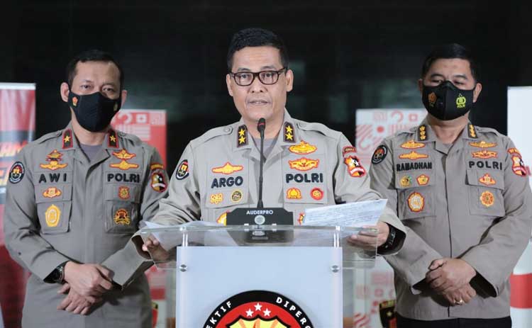 Kadiv Humas Polri Irjen Raden Prabowo Argo Yuwono membacakan keputusan telegram kapolri bernomor ST/322/XI/Kep/2020.