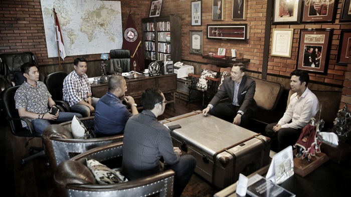 Emil Dardak ditemani Renville Antonio dan Bayu Airlangga menemui AHY di Jakarta. Pertemuan itu membahas konsep pemenangan pilgub Jatim. Foto : IST