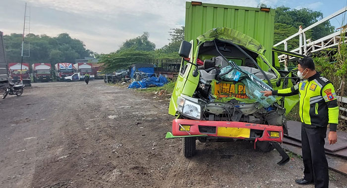 Petugas saat mengevakuasi truk yang terlibat kecelakaan di Jalan Raya Trosobo, Sidoarjo.