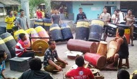 Para mahasiswa saat belajar musik Daul di Pamekasan.