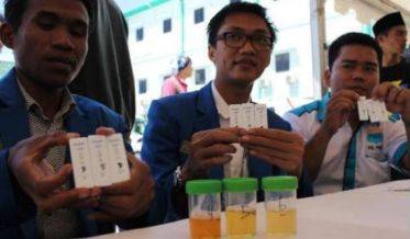 Para pengurus PMII ikuti tes urine di Surabaya kemarin. [ft-ssn]