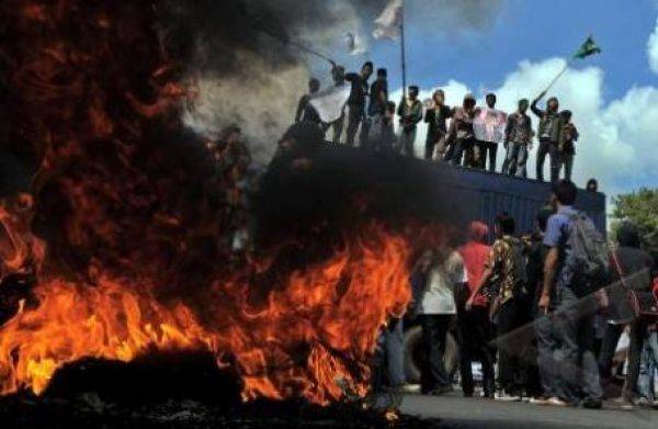 Demo BBM di Makassar. Foto: aktulpost.com 