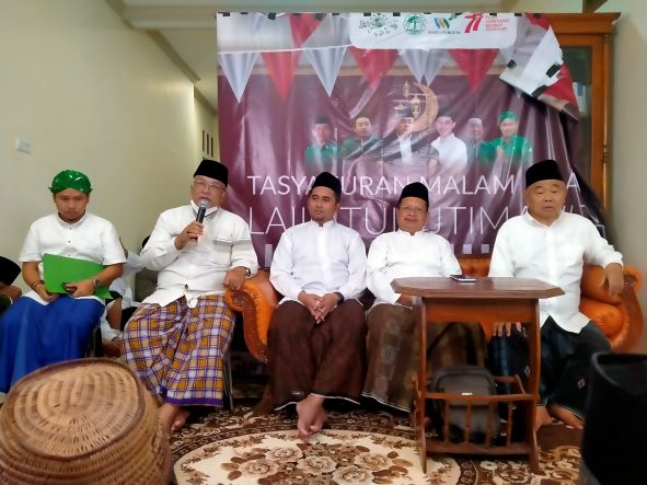 Prof Dr KH Asep Saifuddin Chalim (paling kanan), MA, Dr KH Mujib Qulyubi (pegang mik), Dr KH Abdul Hamid Pujiono (nomor dua dari kanan), dan kiai lain. Foto: MMA/ BANGSAONLINE