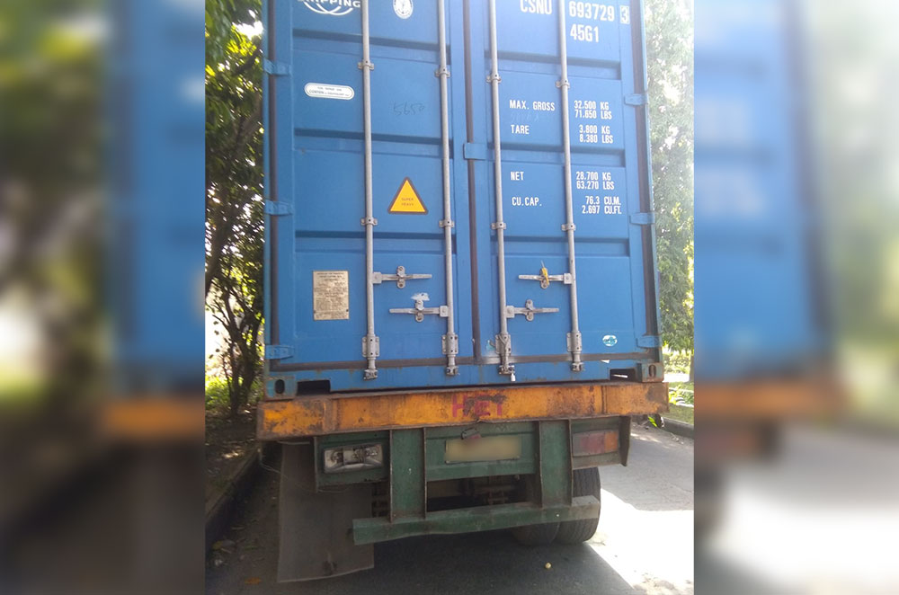 Truk trailer yang parkir dan ditabrak pemotor di Jalan Raya Lingkar Timur Sidoarjo.