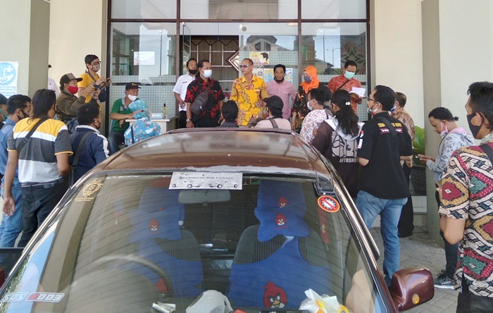 Puluhan wartawan AJPB saat mendatangi Dinas Pendikan.