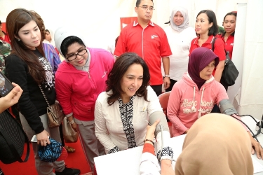 Ketua Tim Penggerak PKK Prov jatim Nina Soekarwo menyaksikan Kartika Soekarno selaku Ketua Kartika Foundation, sedang di ukur tekanan darahnya di acara pengobatan gratis di Masjid Agung. Foto:nisa/BANGSAONLINE