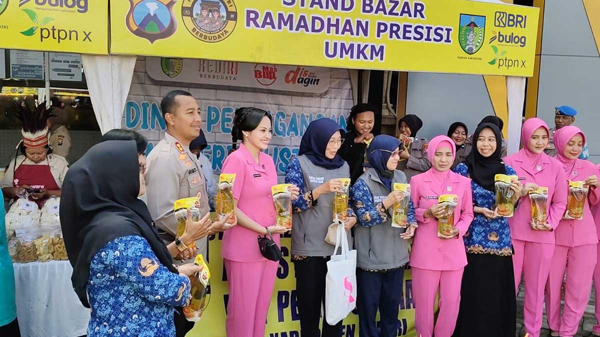 Kapolres Kediri, AKBP Bramastyo Priaji, saat meninjau Bazar Ramadhan. Foto: Ist