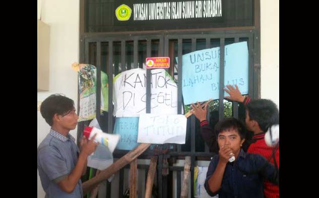 Sejumlah mahasiswa menyegel kantor Yayasan Unsuri Surabaya. foto: nanang ichwan/ BANGSAONLINE