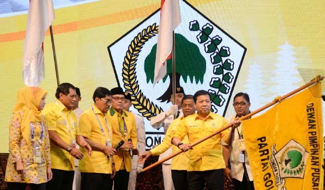 Setyo Novanto menerima bendera Partai Golkar setelah ditetapkan sebagai Ketua Umum Partai Golkar, dalam Munaslub, di Nusa Dua, Bali, Selasa (17/5). foto: republika