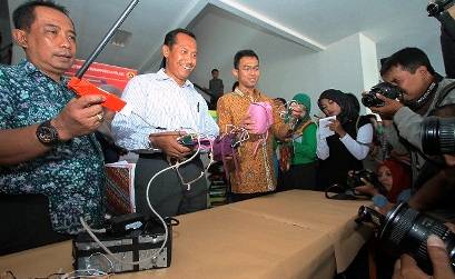 DIBEBER – Panitia dan polisi menunjukkan peralatan komunikasi canggih yang dipakai pelaku perjokian tes masuk UMM, di Gedung Kuliah Bersama 1 UMM, Senin (11/5). foto: Humas UMM untuk BANGSAONLINE