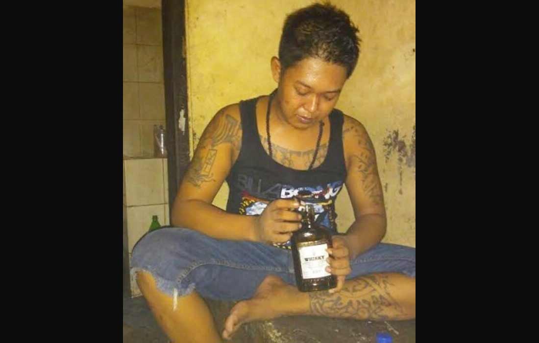 Foto Puguh menunjukkan botol miras di tahanan Polresta Sidoarjo yang menjadi viral di medsos.
