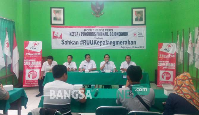 Jumpa pers di PMI Bojonegoro. foto: eky nurhadi/ BANGSAONLINE