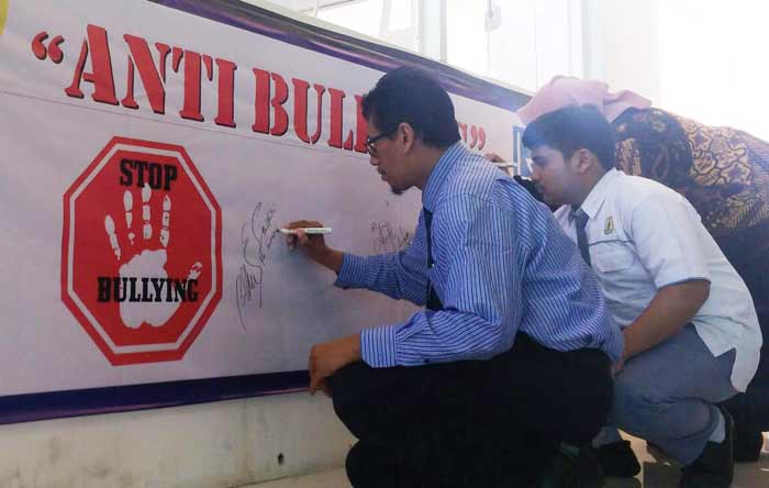 Guru dan siswa SMAMIO saat menandatangani petisi anti bullying. foto: SYUHUD/ BANGSAONLINE