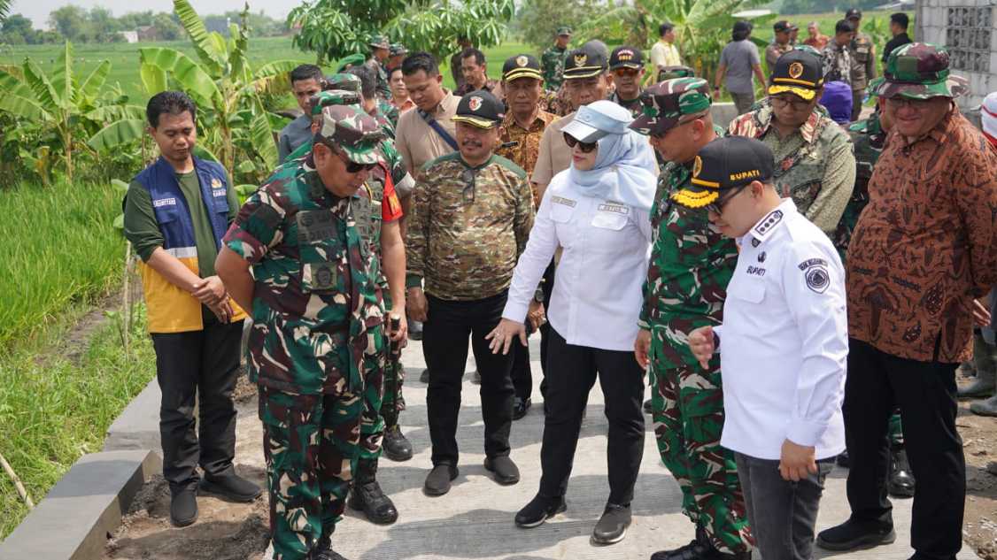 Bupati Mojokerto saat mendampingi Asops Panglima TNI meninjau TMMD