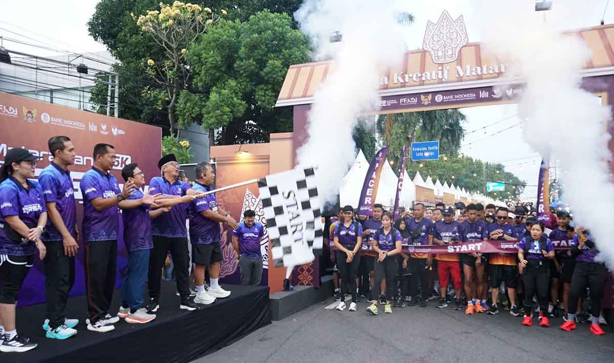 Wakil Wali Kota Kediri bersama jajaran pejabat terkait saat melepas keberangkatan para peserta Mataraman QRIS Run 2025. Foto: Ist