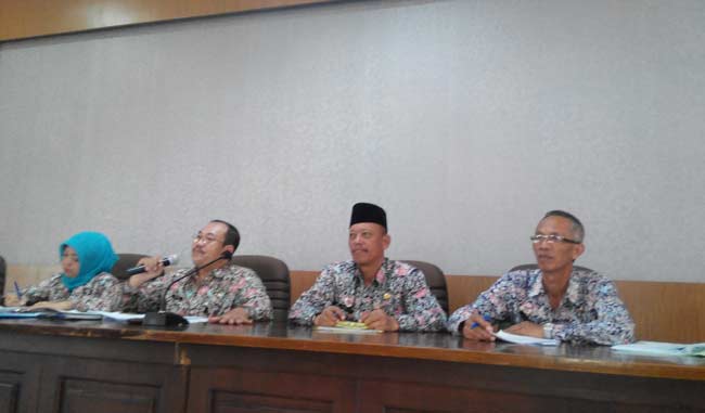 Panitia PPDB Online yang juga para pejabat Diknas memberikan keterangan pers soal pola penerimaan siswa mendatang. foto: YUDI EP/ BANGSAONLINE