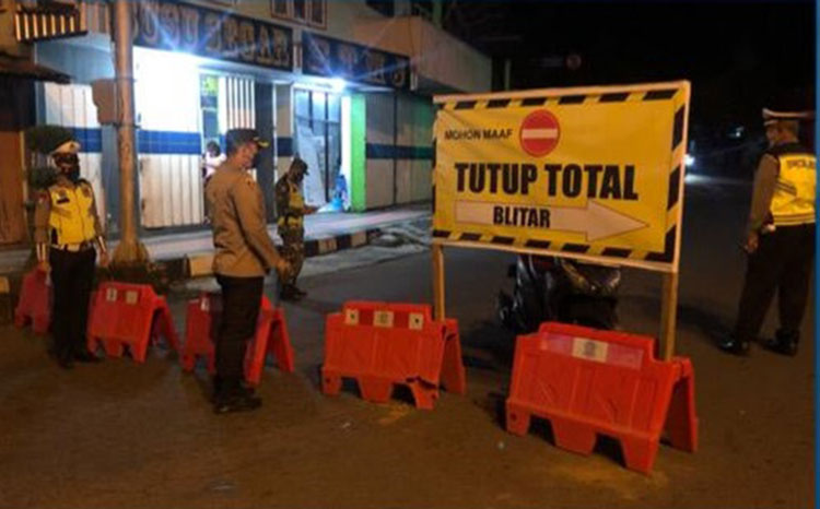 Kegiatan pengecekan penyekatan jalan raya yang menjadi pusat keramaian di wilayah Kabupaten Blitar. (foto: ist)